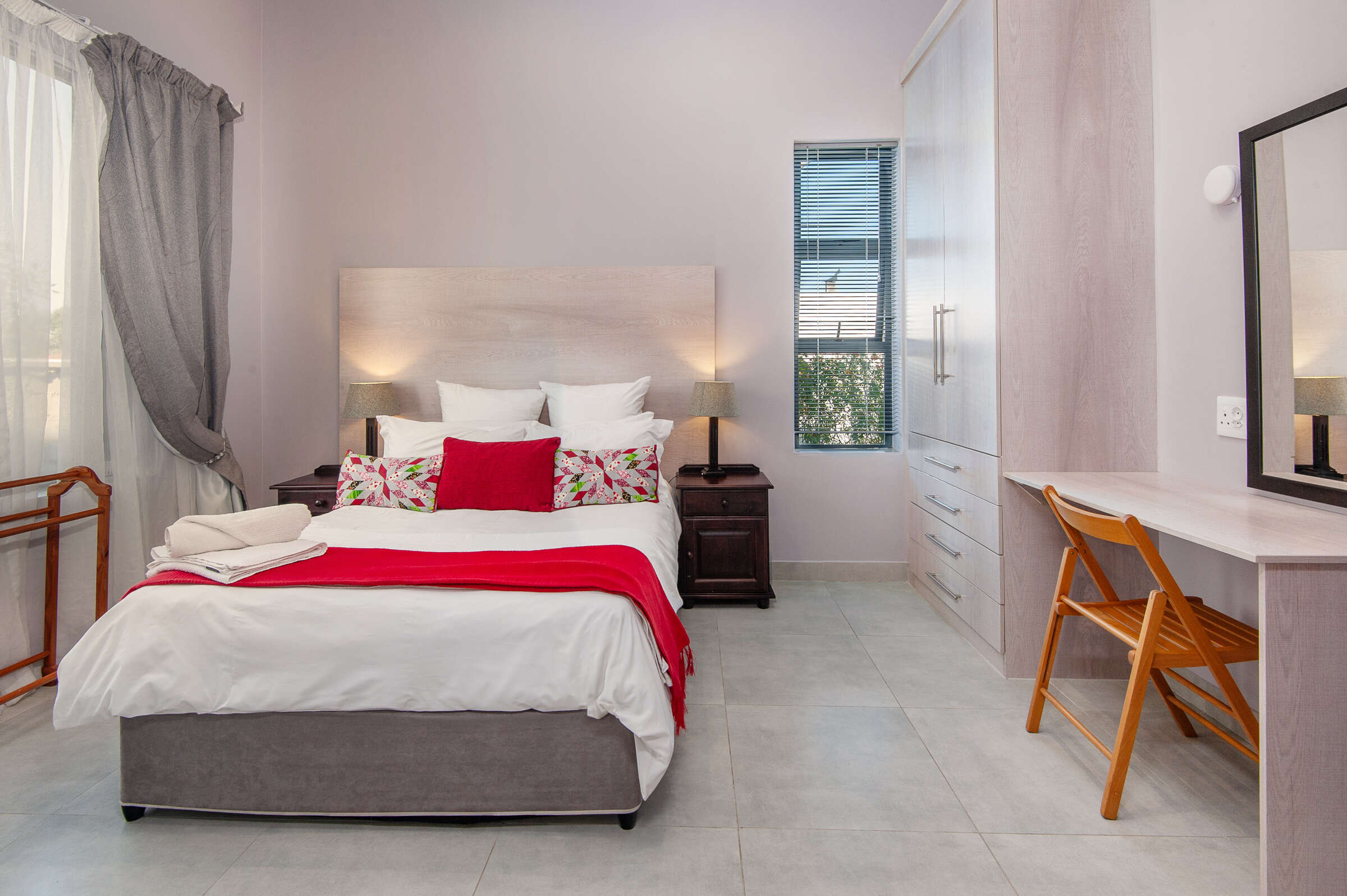 Pomegranate room at Iets Nuuts guest house