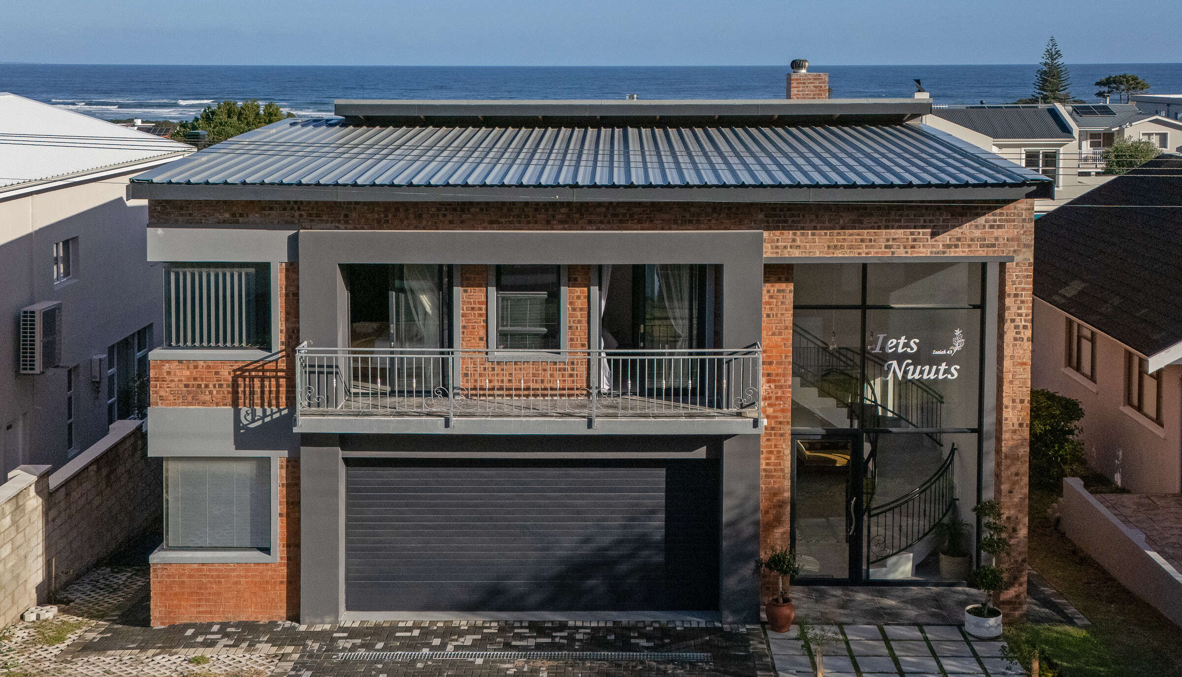 Iets Nuuts guest house with the ocean in the background