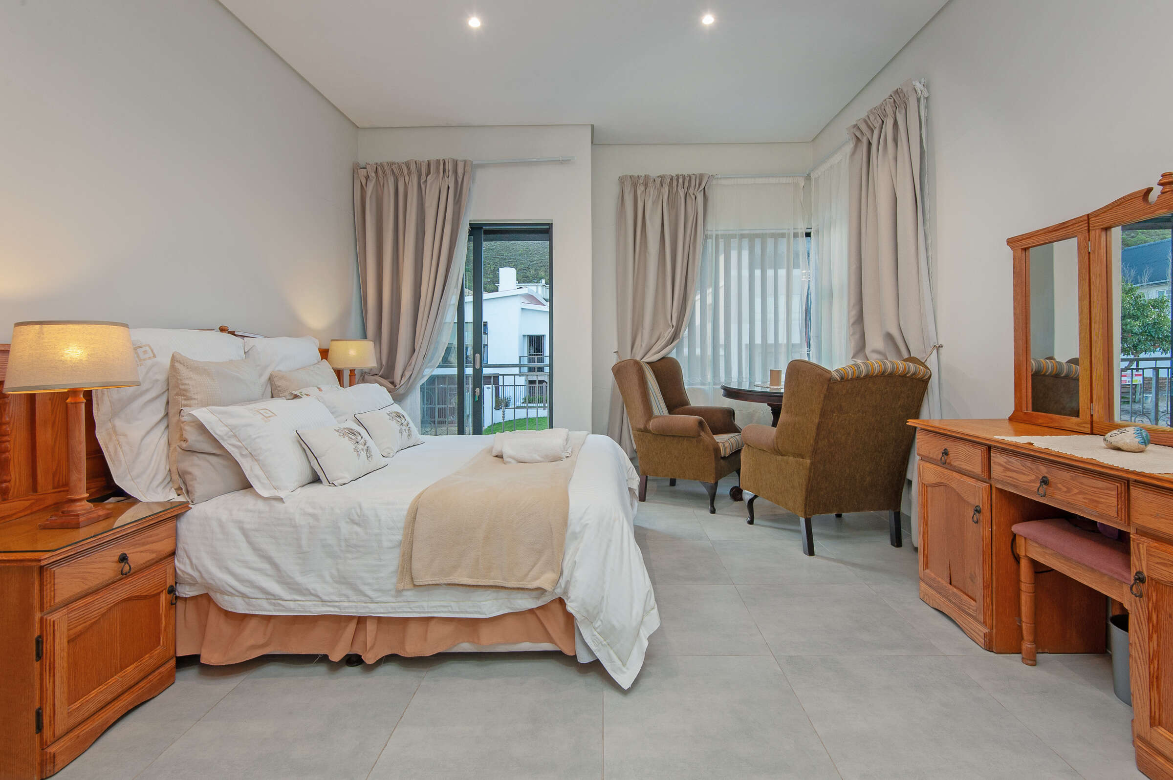 Main room at Iets Nuuts guest house